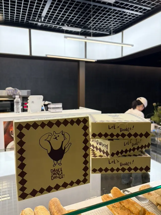 쇼케이스에 진열된 명란 바게트와 두부크림치즈 바게트