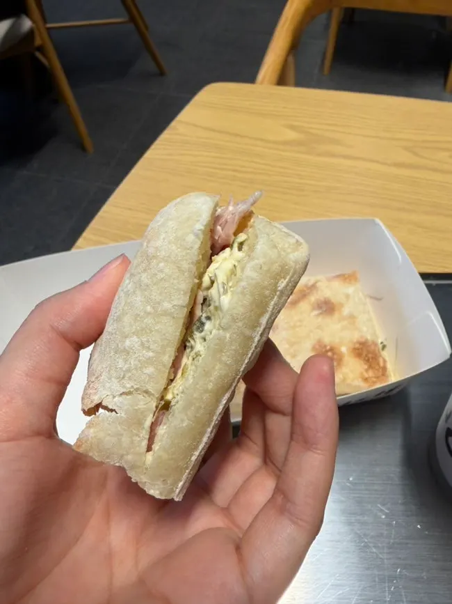 치아바타로 변경한 잠봉 할라피뇨 샌드위치 단면