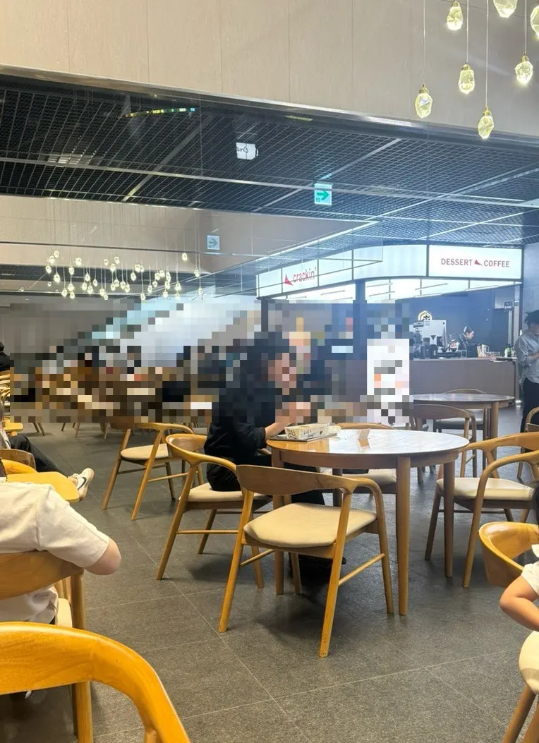 푸드코트 형태의 오픈된 매장 내부