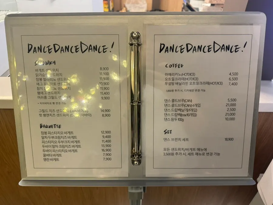 평일 오후 1시 한산한 매장 좌석