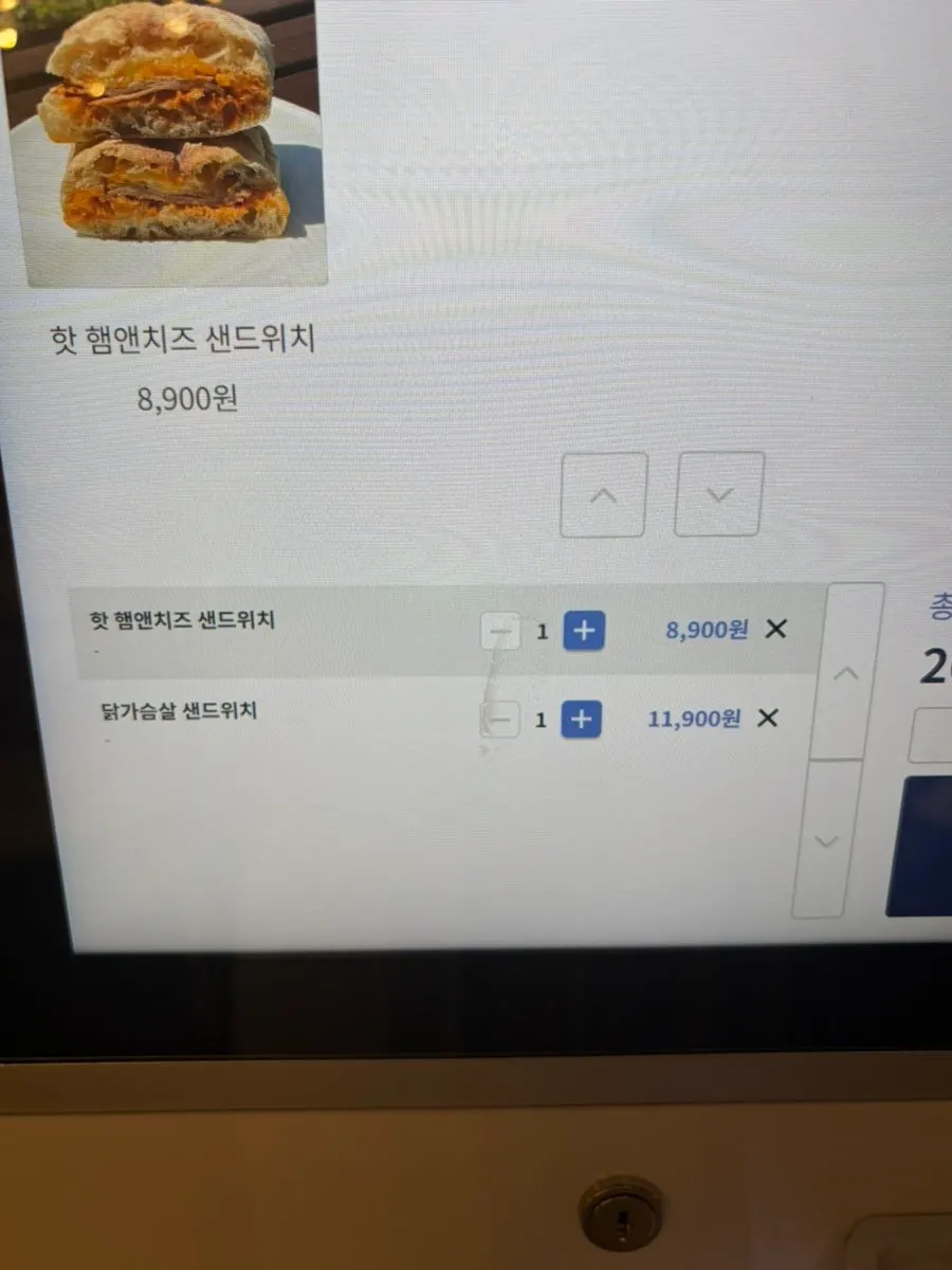 진열된 바게트와 디저트 제품