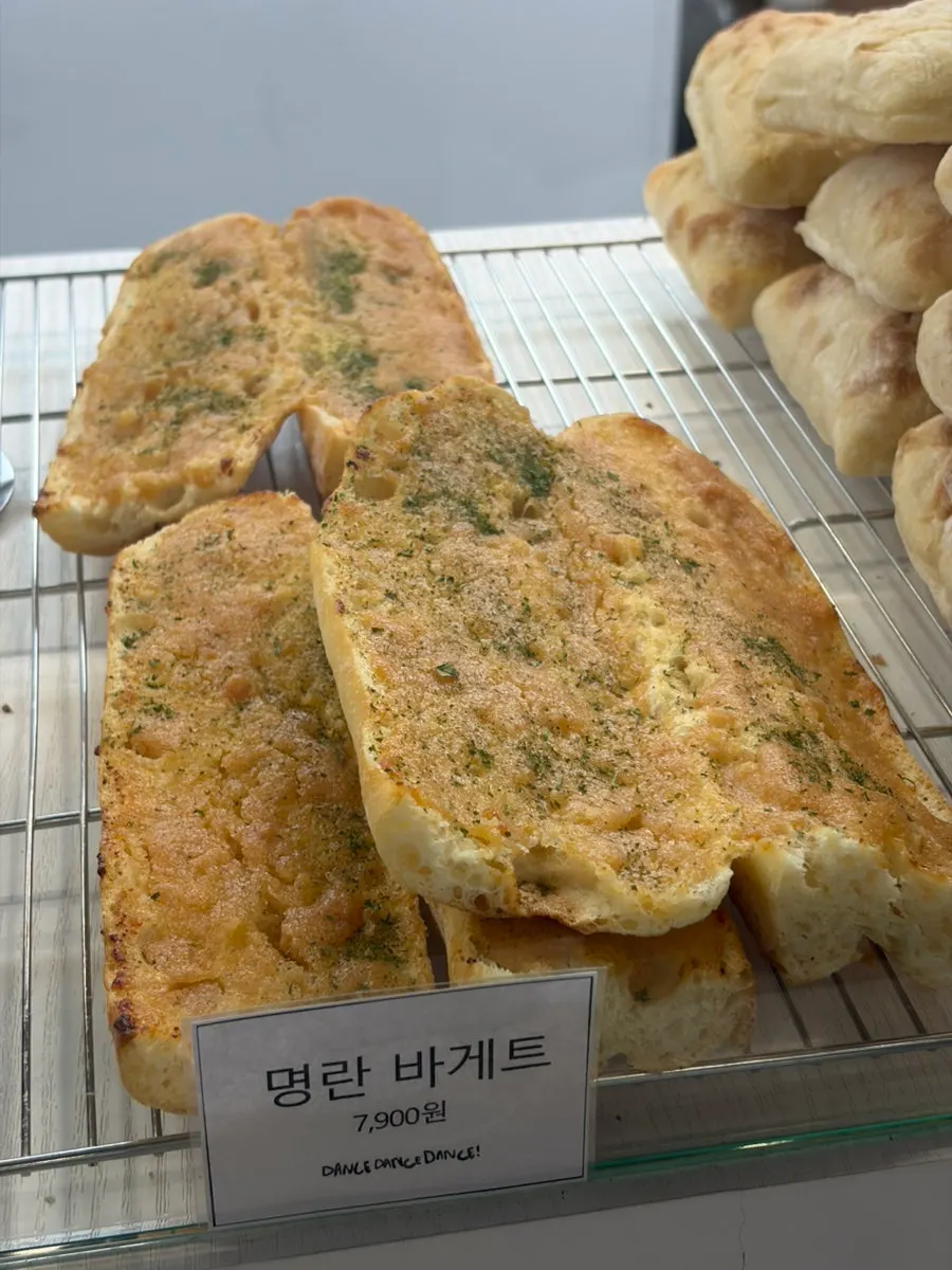 진열장 속 스콘과 디저트