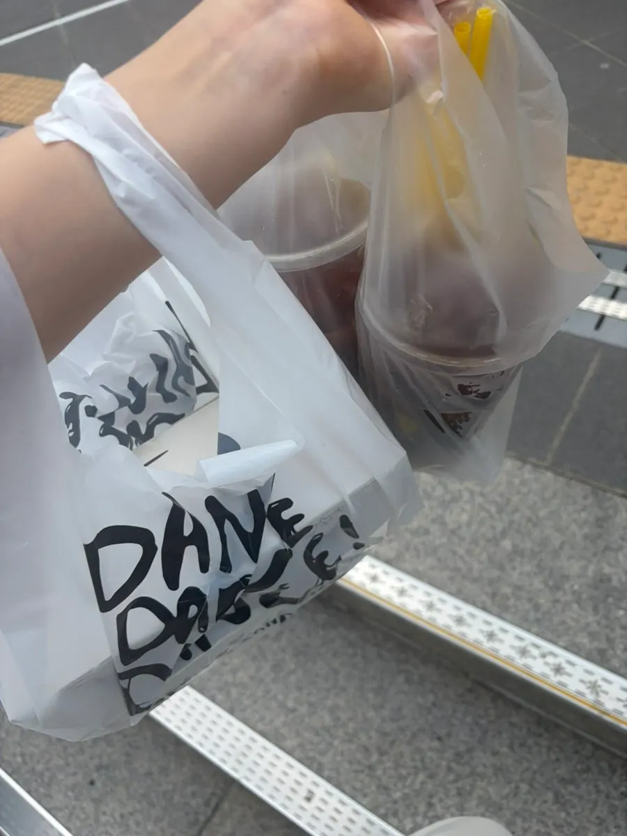 픽업한 샌드위치와 커피