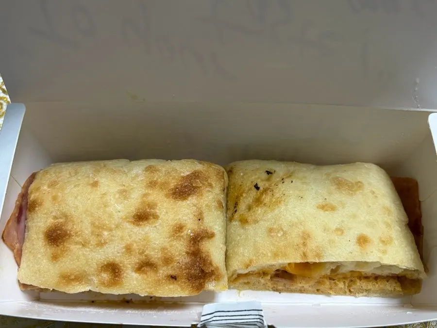 커팅되어 나온 닭가슴살 샌드위치