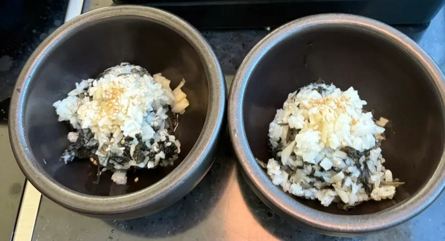 Adding rice and gondre to the remaining broth