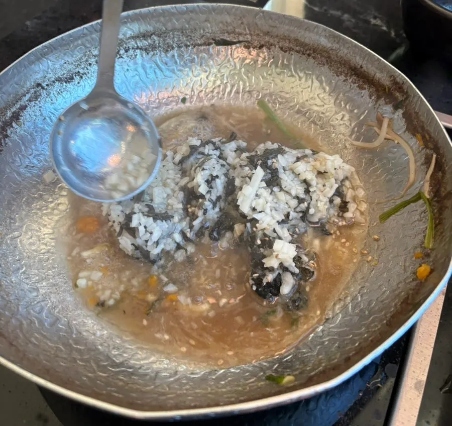 Pot of gondre juk simmering