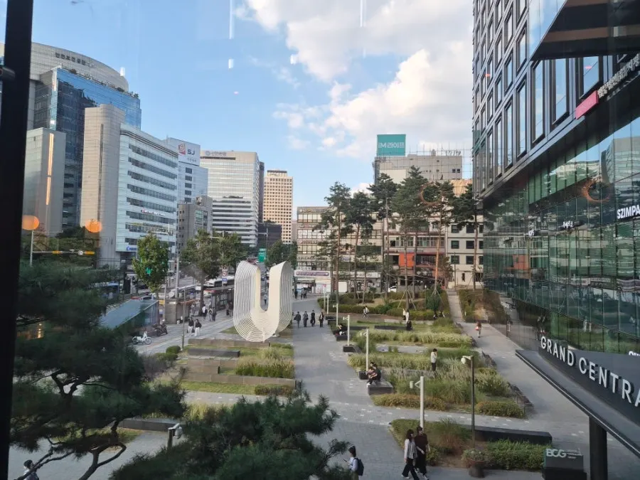 Yunseul's clean, stylish seating area