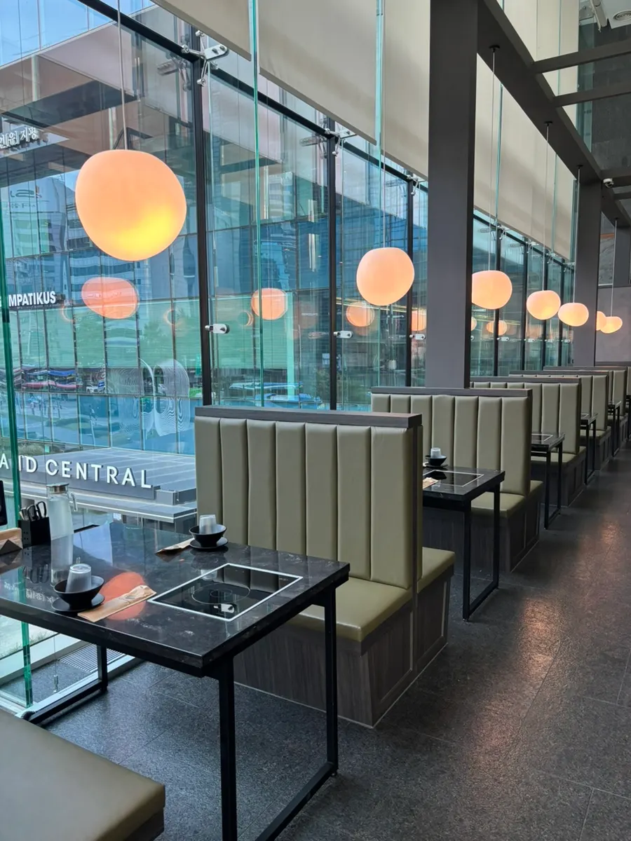 통창과 펜던트 조명이 있는 좌석