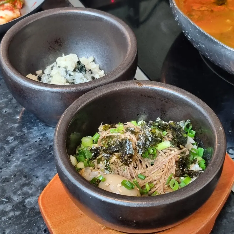 Hand-cut noodles and finishing porridge at Yunseul