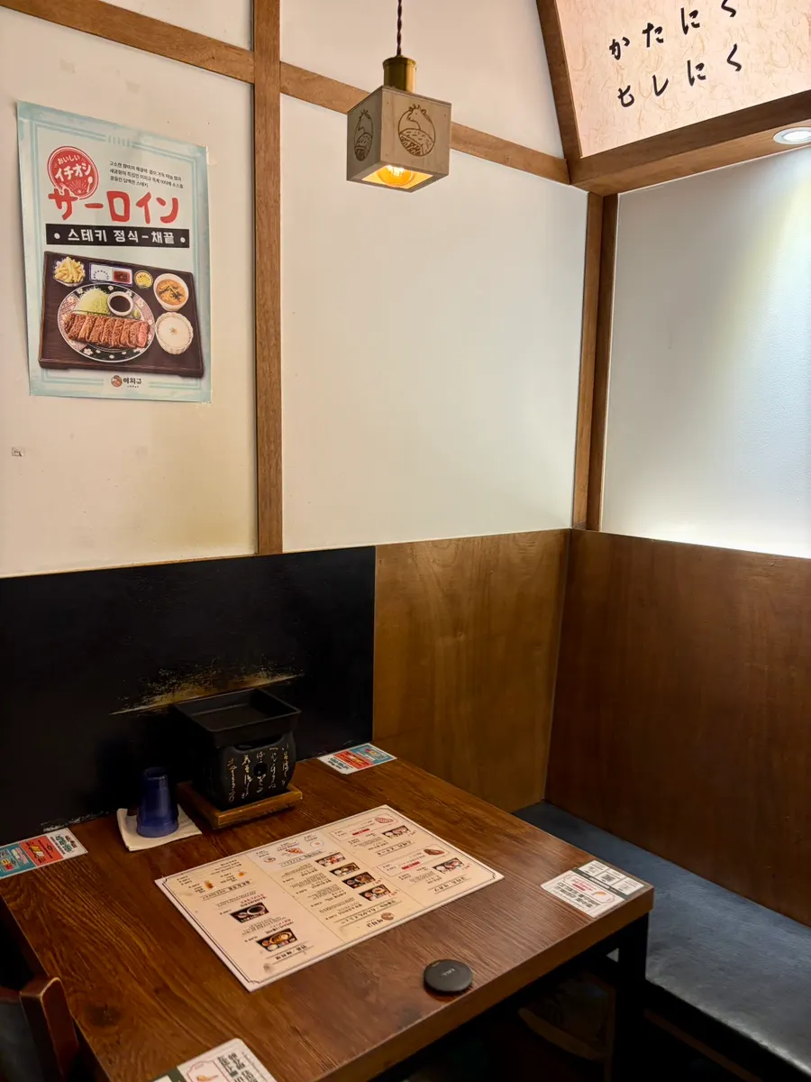 Seating well-suited for solo diners at Ichigyu Seoul Station Branch