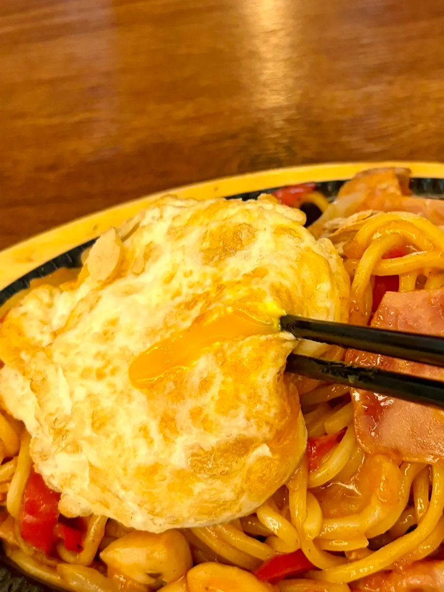Yakisoba noodles with bacon and vegetables