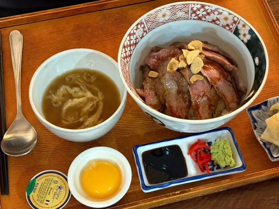 Gyukatsu, steki-don, and drink set