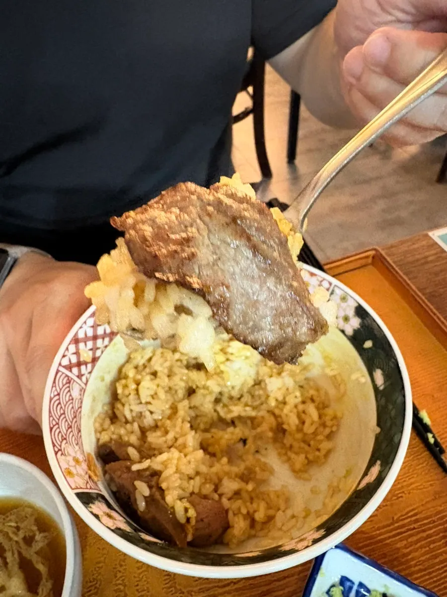 Steki-don served with egg yolk