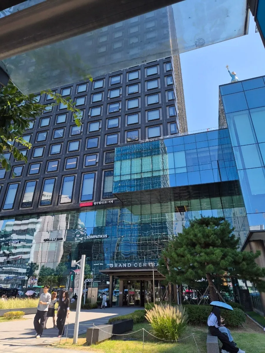 그랜드센트럴 지하3층 매장 입구 전경