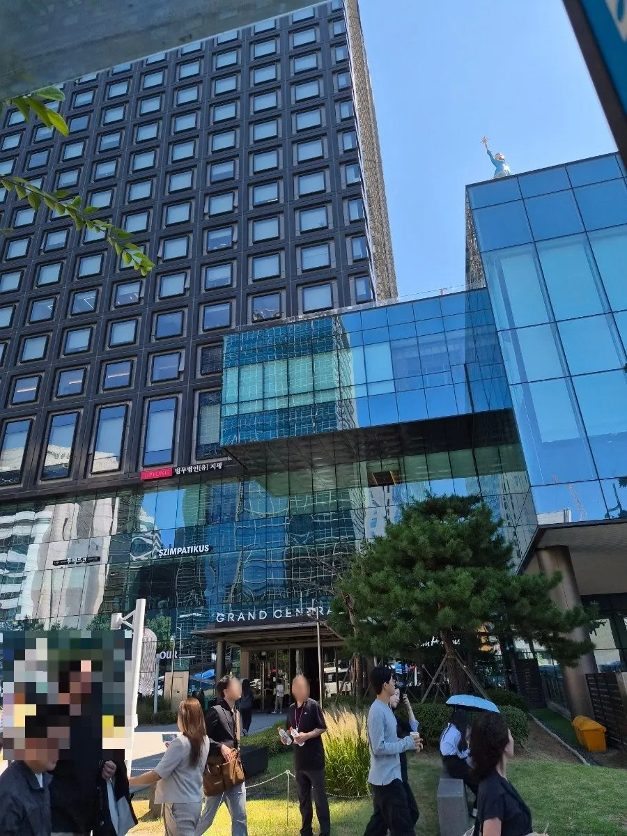 감각적인 외관 인테리어가 보이는 매장 앞