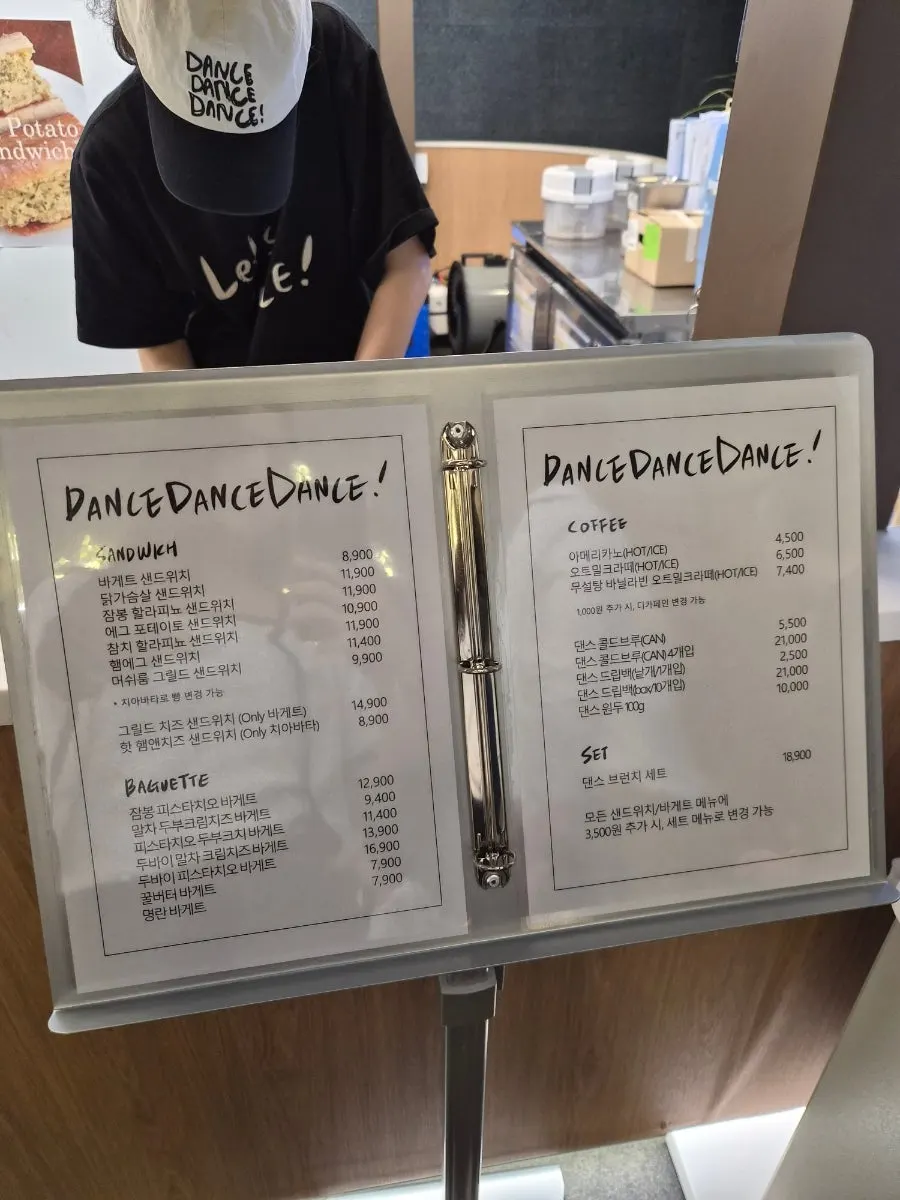 세련된 소품으로 꾸며진 매장 한쪽