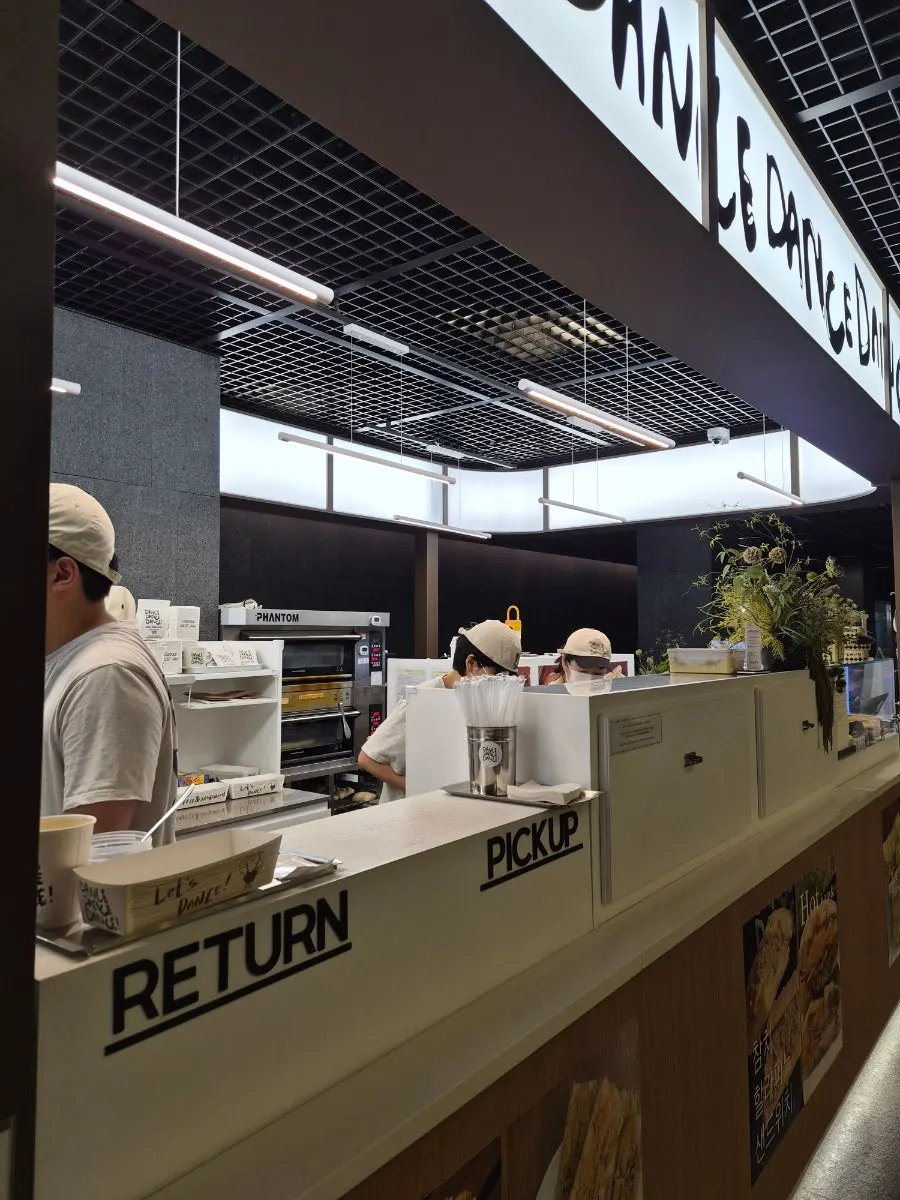 치아바타로 주문한 샌드위치 상차림