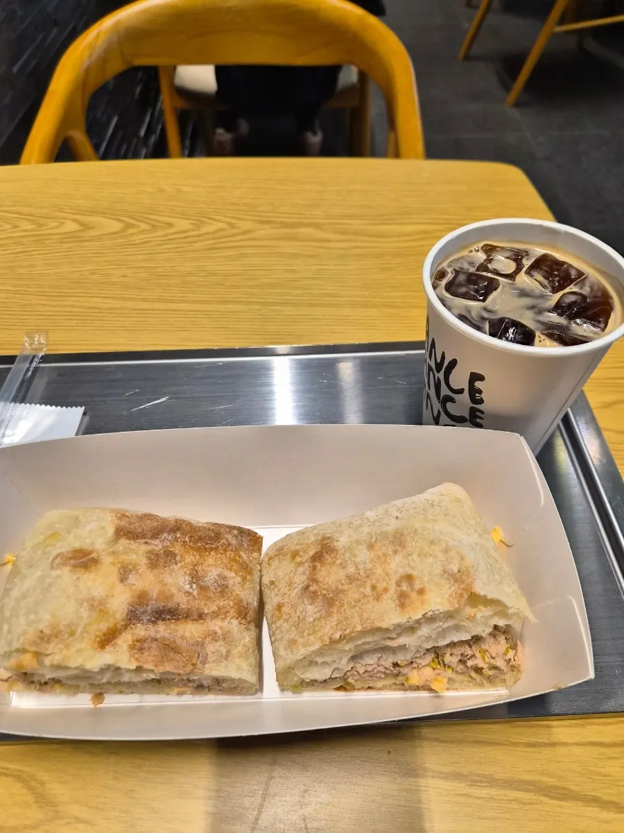 신선한 재료 색감이 보이는 샌드위치 단면