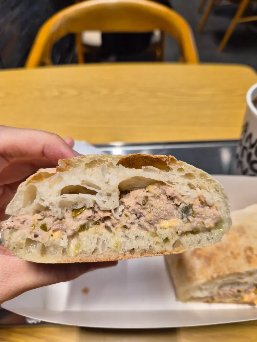 참치 필링이 가득 찬 샌드위치 속