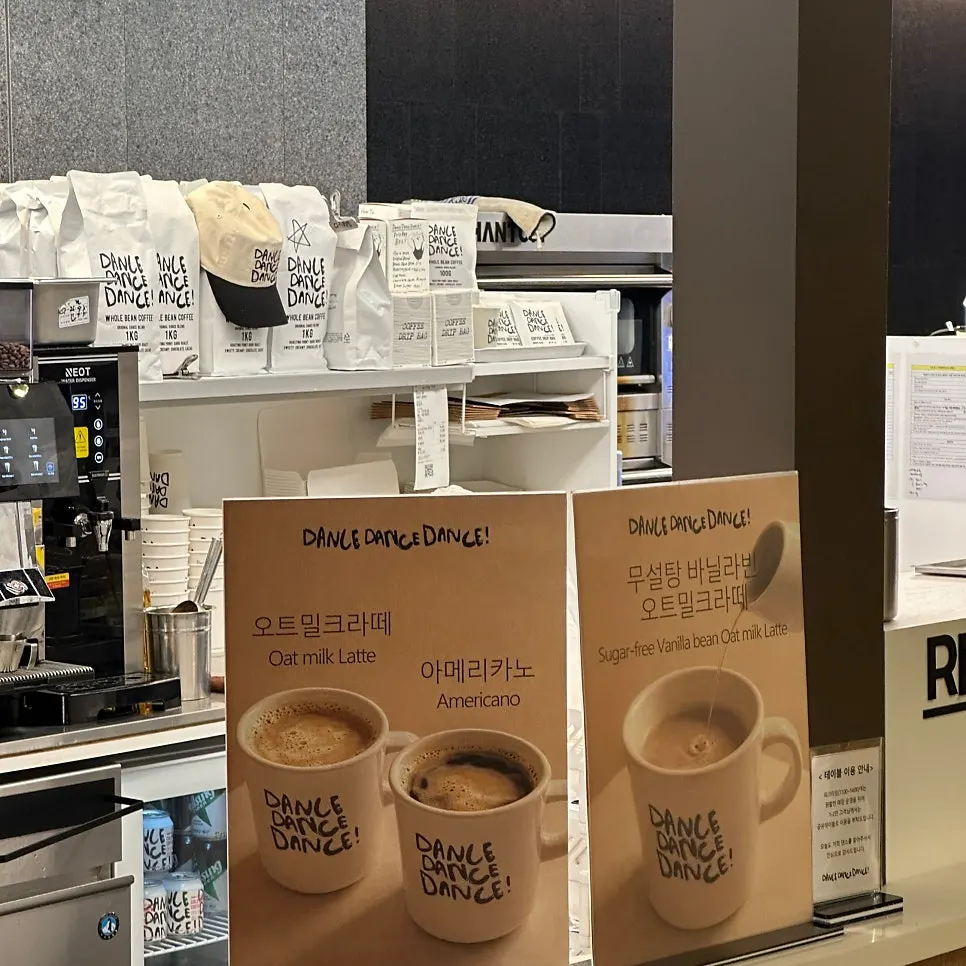 샌드위치와 스프, 커피로 차린 점심 한 끼