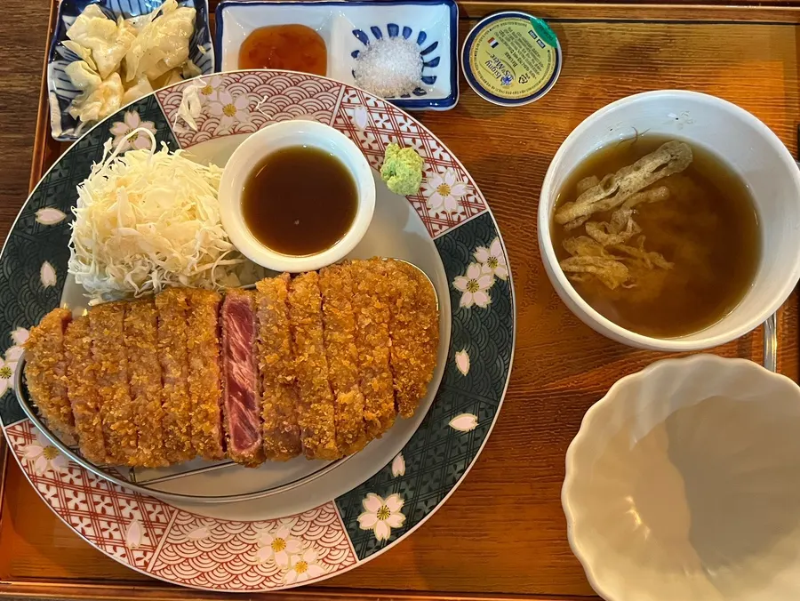 Full set of sirloin Ichigyu gyukatsu with salad and soup