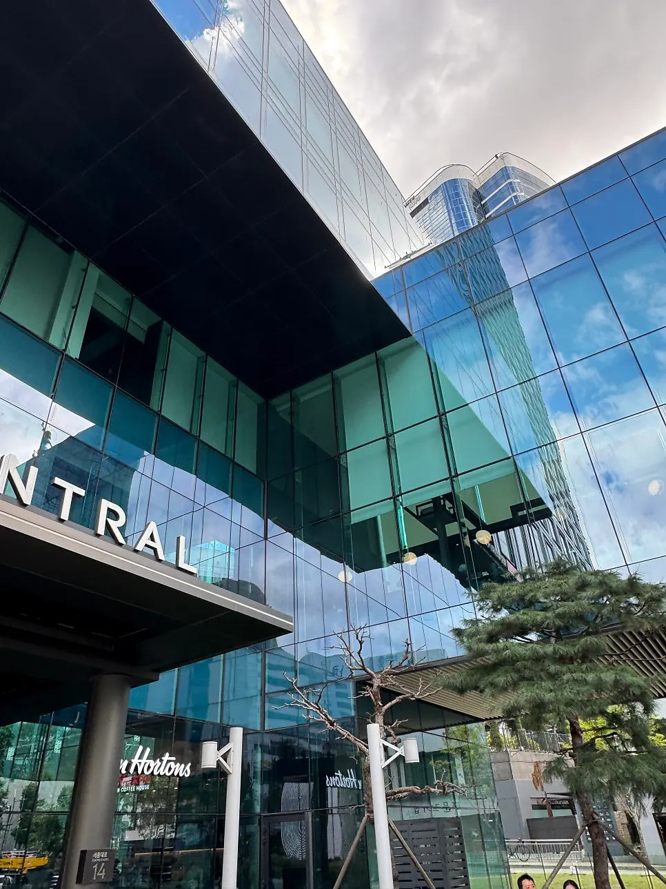 Grand Central building and Yunseul's location