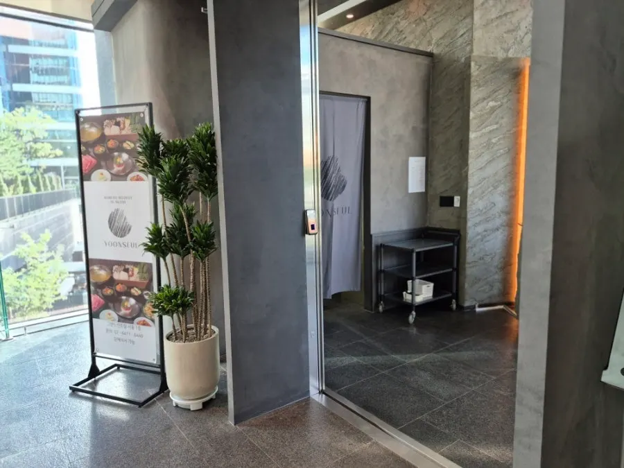 Yunseul's beautiful interior atmosphere