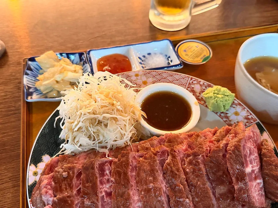 Heaped white rice and steak set