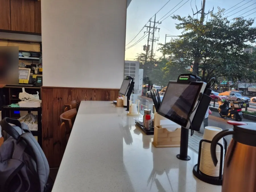 พื้นที่สำหรับมื้ออิ่มท้องบนถนน Syarosu-gil