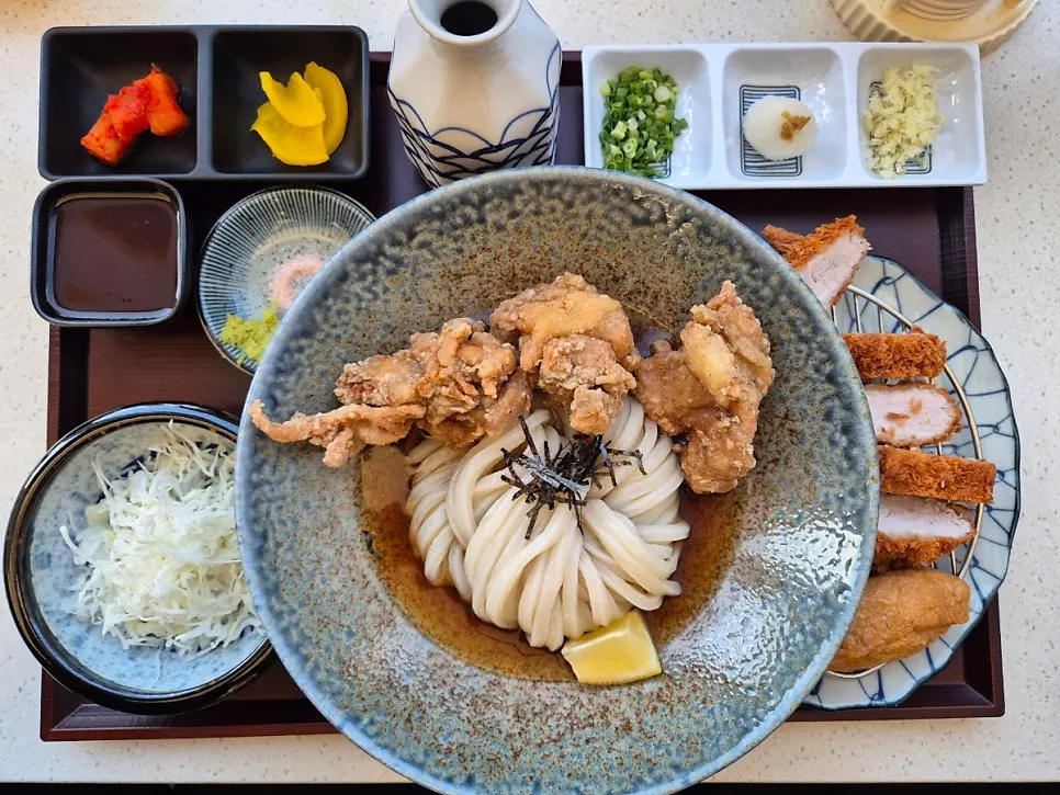 ร้านที่มีเก้าอี้เด็กและของใช้สะดวกสบาย