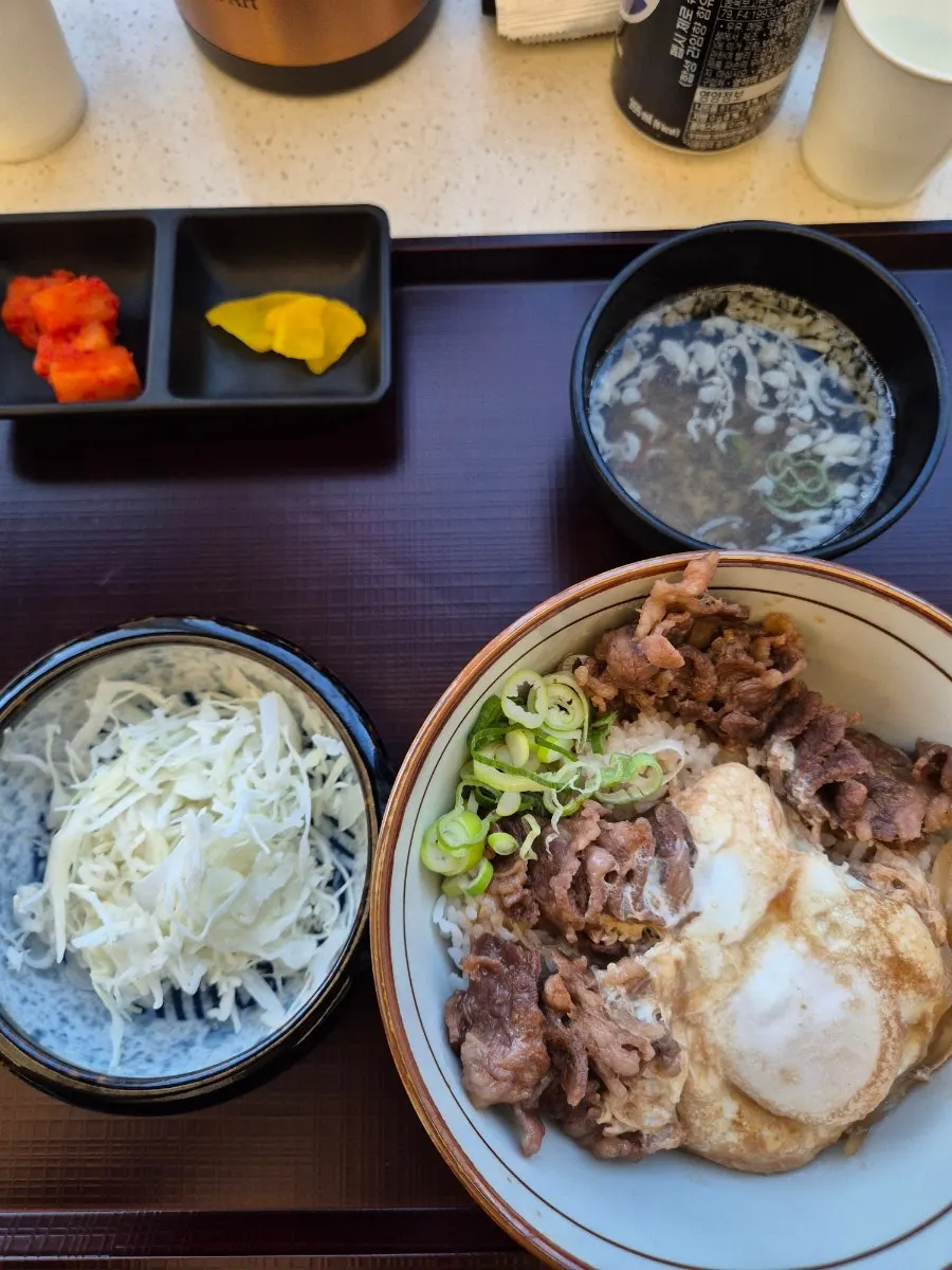 เซ็ตที่มีทงคัตสึและอินาริซูชิ