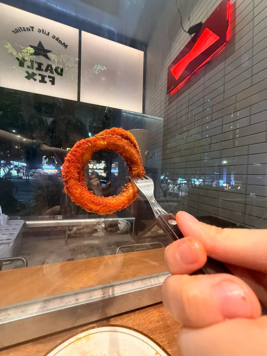 바삭한 어니언 프라이와 소스