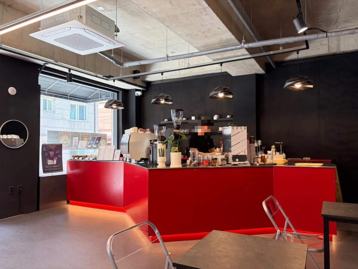 Pulse Line Coffee, a study café near Seoul National University Station with plentiful outlets