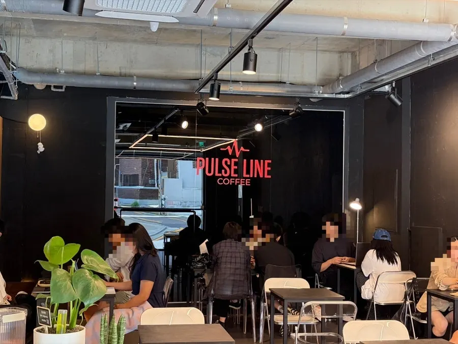 Café space with spacious tables
