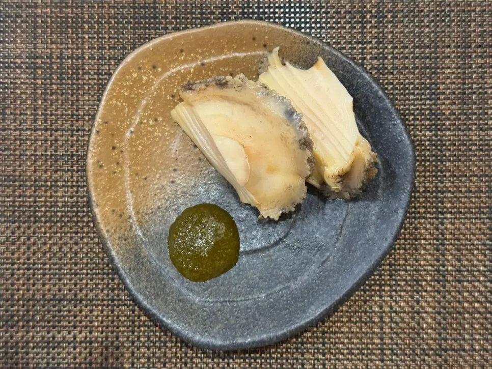 부드럽게 익힌 찜전복 요리