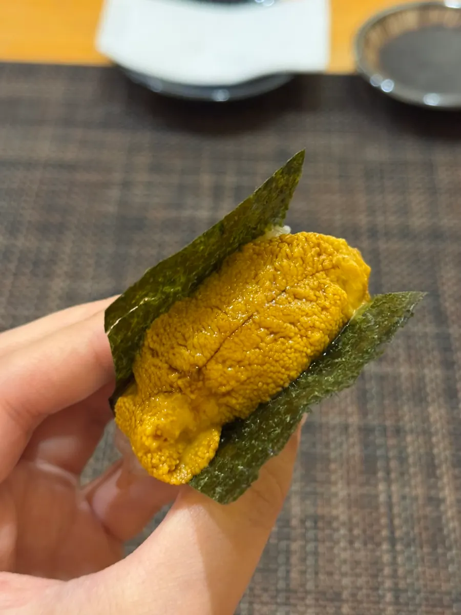 단새우와 성게알을 올린 스시