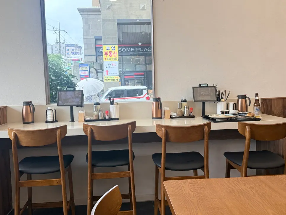 Different table seating at Kosi