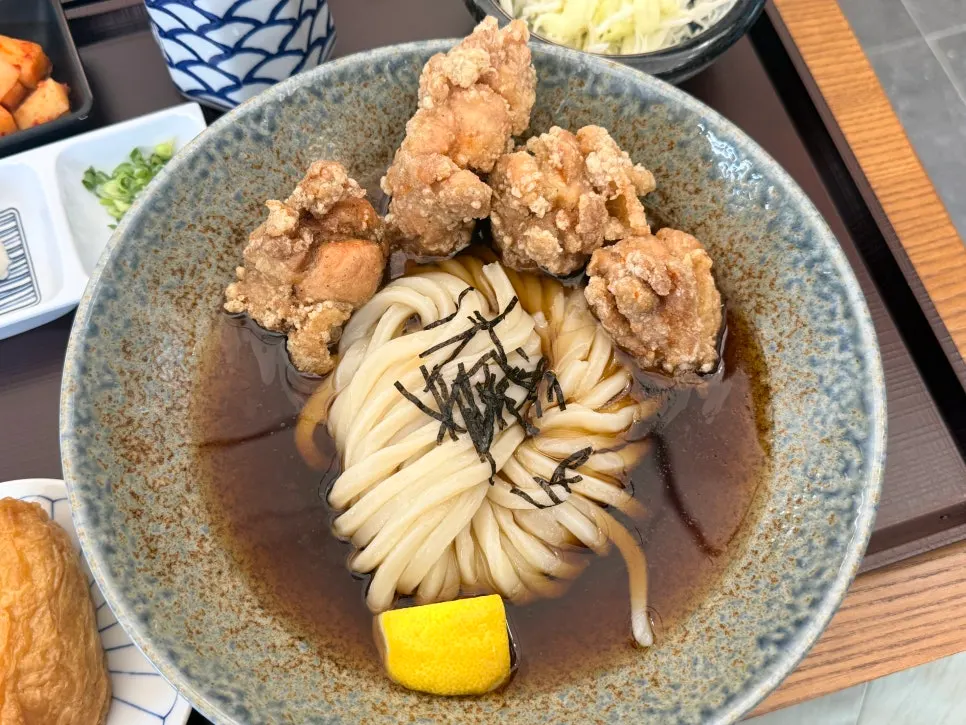 Pouring cold broth over bukkake udon