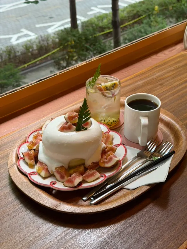 Soufflé and drinks on the window-side table