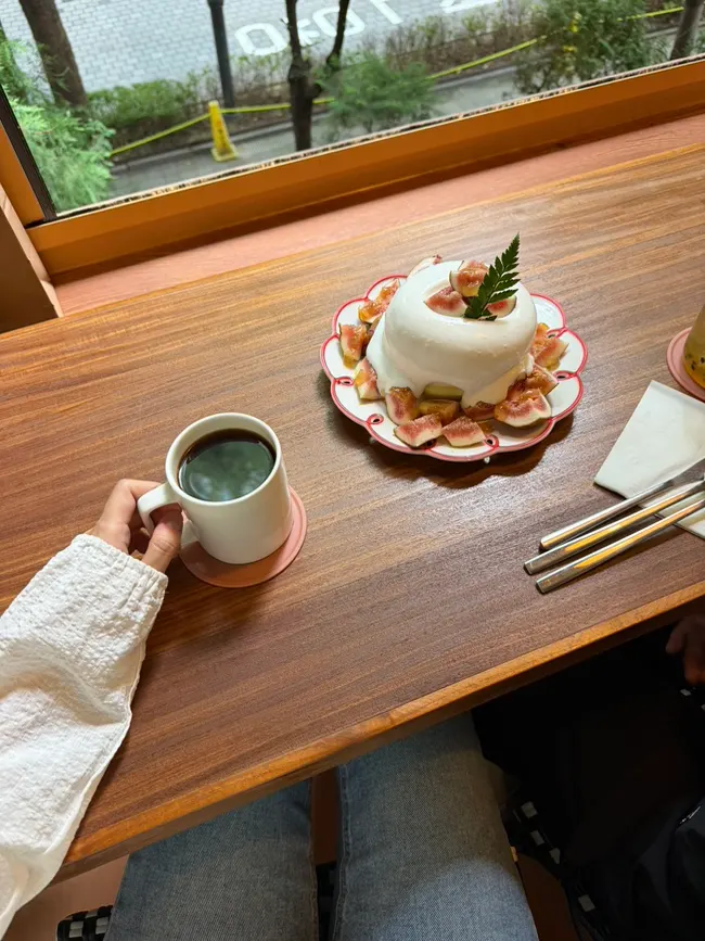 Soufflé and the Seoul Forest view from the window seat