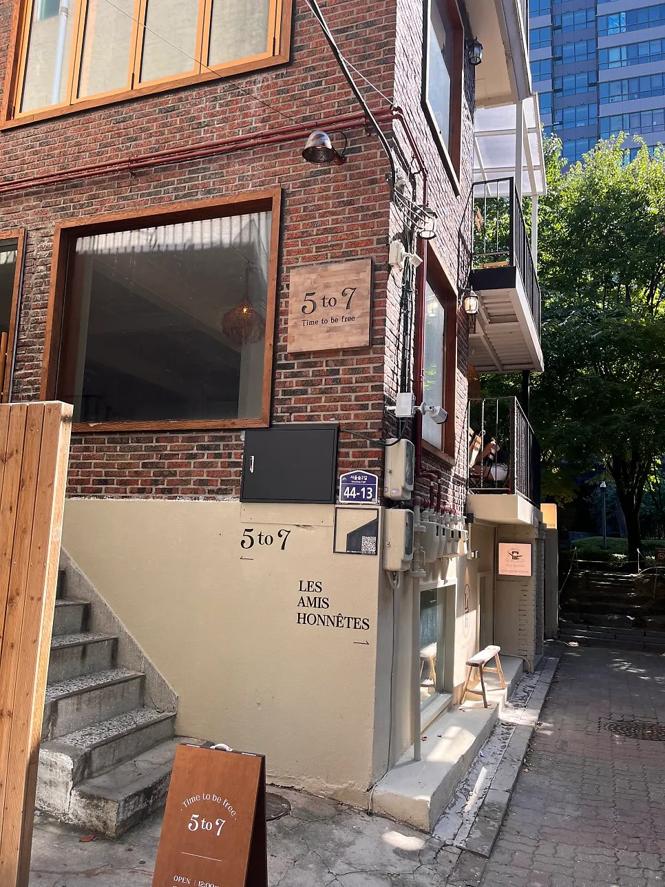 Exterior of the café, a 3-minute walk from Seoul Forest