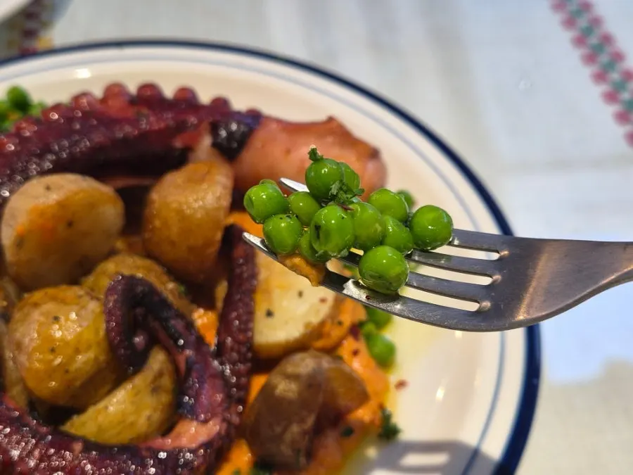 Potatoes and sauce served with Polpo Mambo