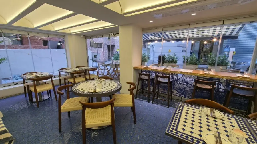 Indoor tables at Billadeubeulleu Seongsu