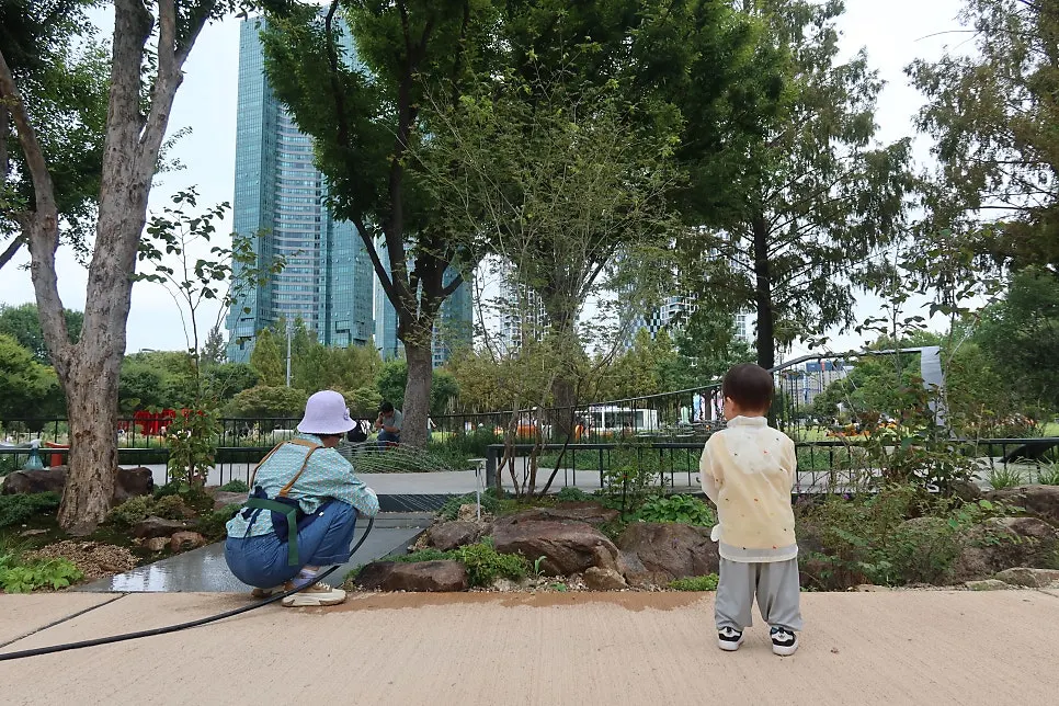 A walk through Seoul Forest