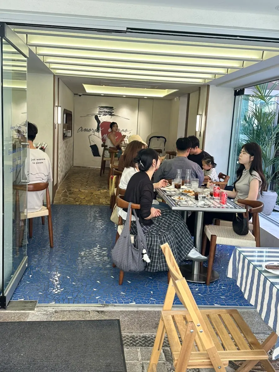 Indoor seating at Billadeubeulleu Seongsu