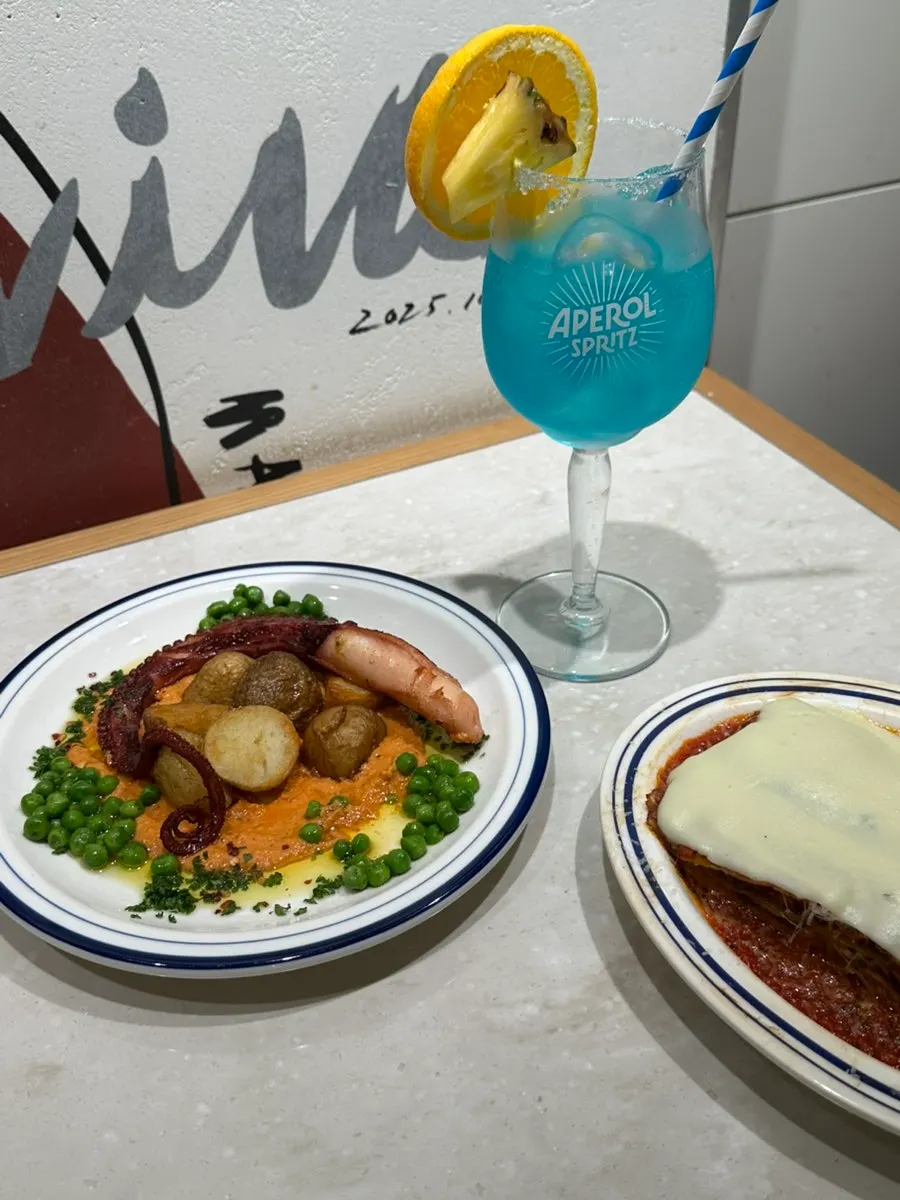 Nonalcoholic blue sangria