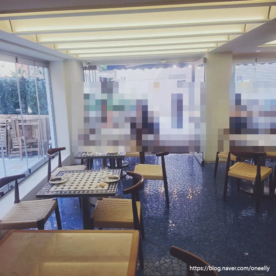 유럽풍 인테리어의 레스토랑 내부