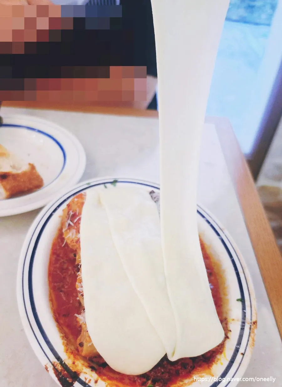 치즈 폭포 소스를 부어주는 라자냐 퍼포먼스