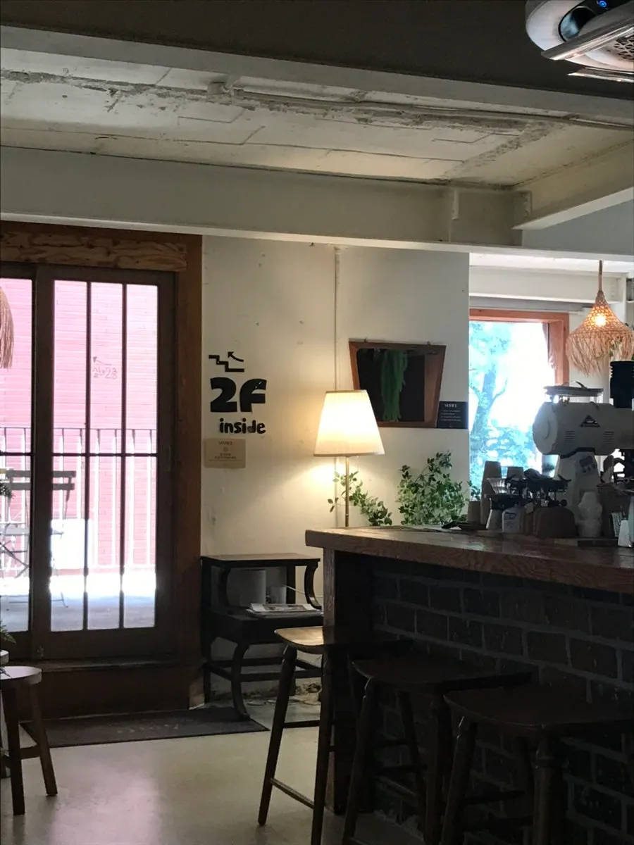 Pemandangan dalam kafe dari tempat duduk tepi tingkap