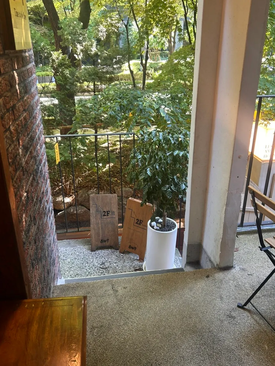 Tempat duduk dan hiasan di 5to7 Seongsu Main Branch